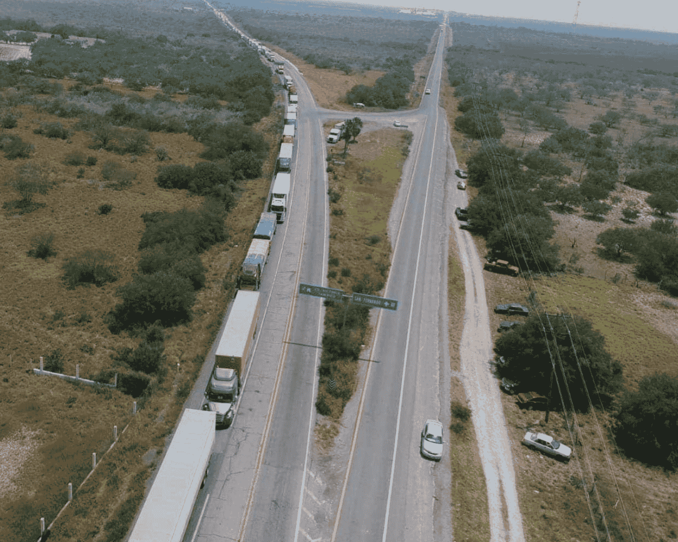 Automóvil viajando en una carretera escénica al atardecer.