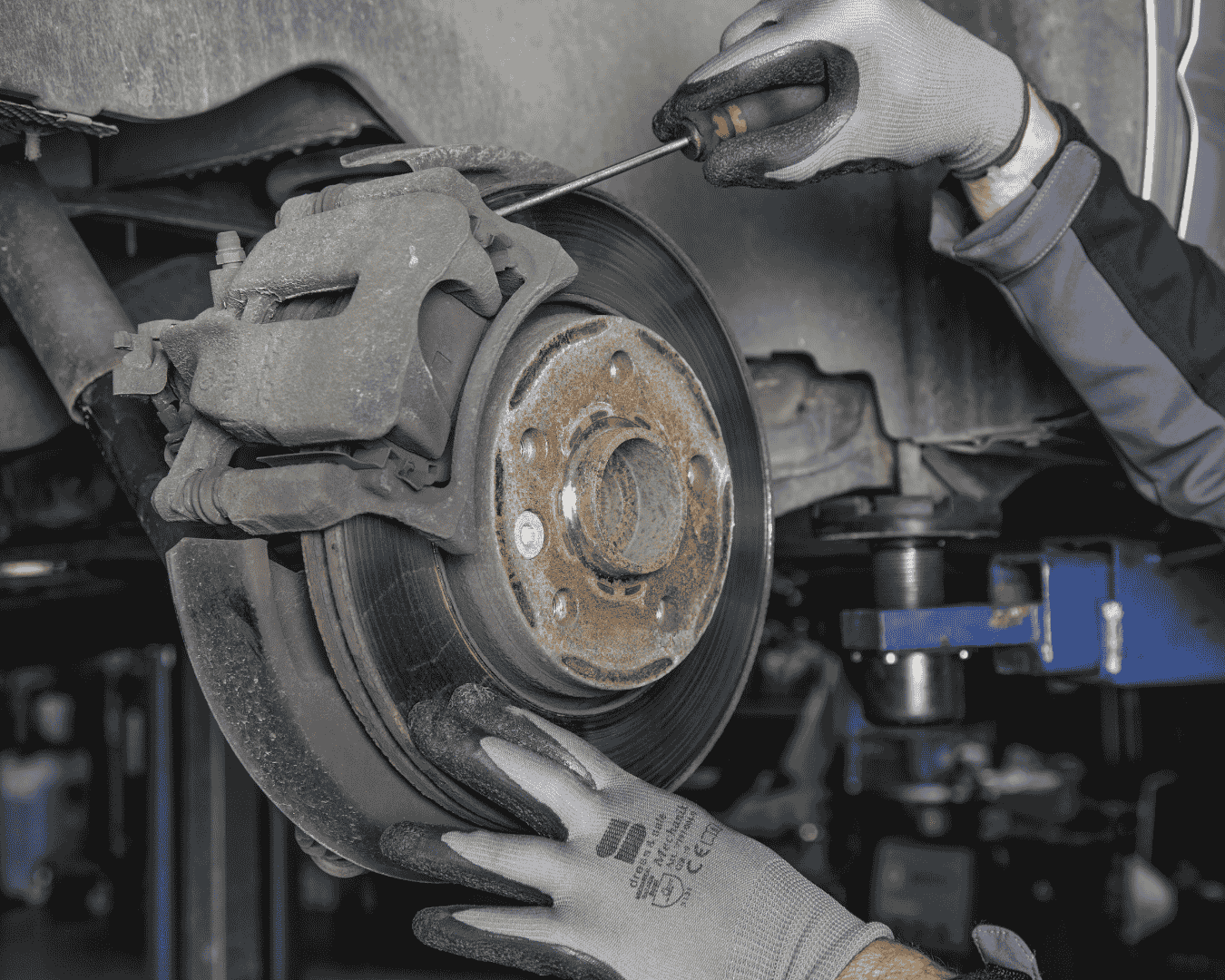 Vista de un disco de freno de auto