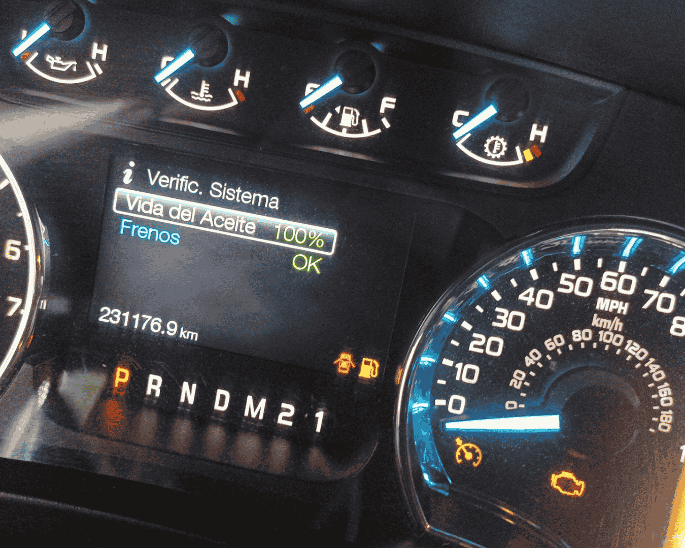 Luz de Check Engine encendida en el tablero de un auto