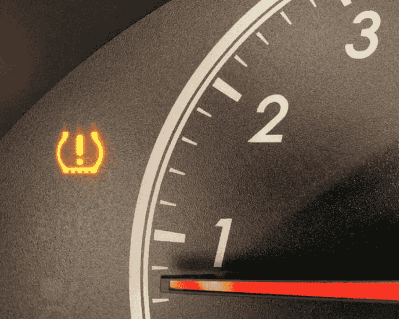 Luz de advertencia de TPMS en el tablero de un auto