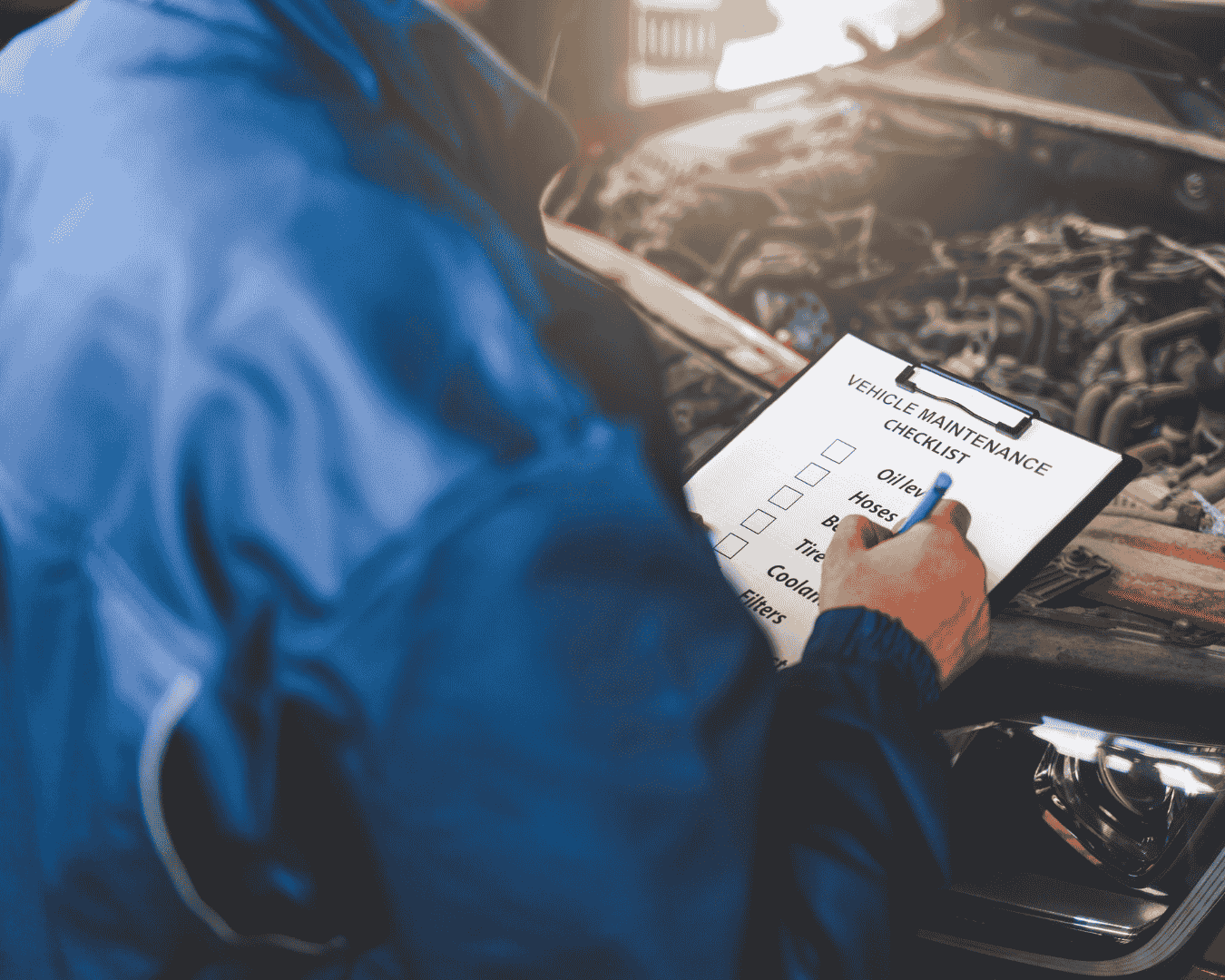Mecánico revisando el motor de un auto