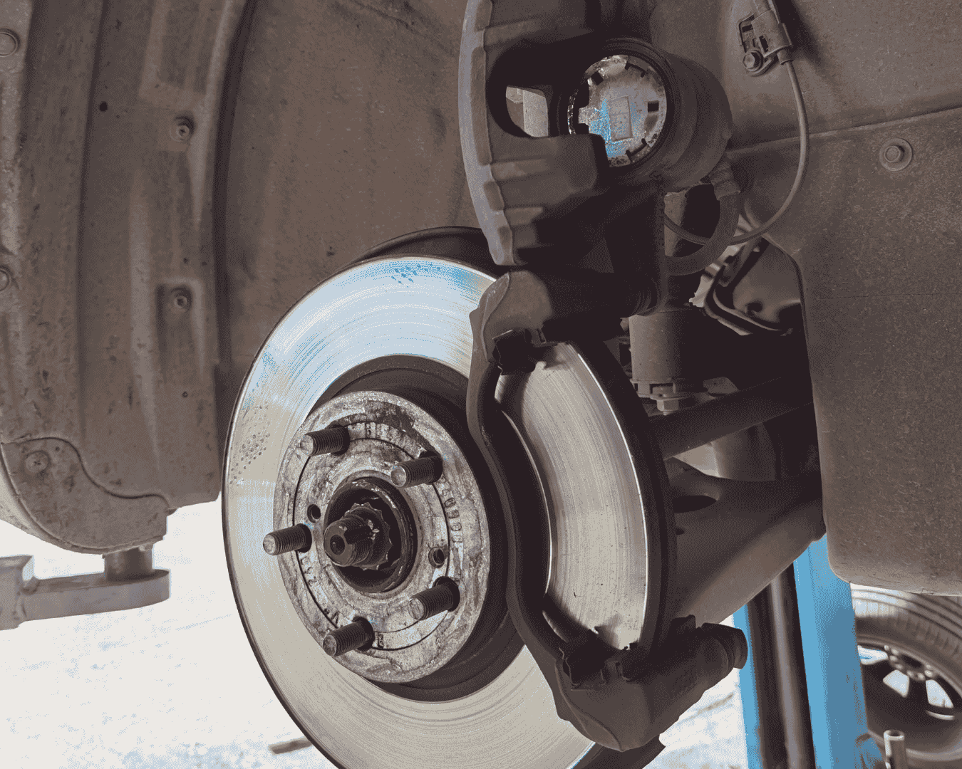 Revisión de discos y balatas de freno en nuestro taller en Matamoros.