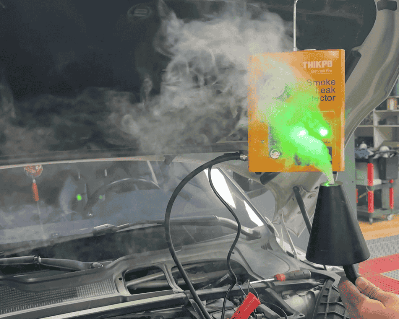 Máquina de humo conectada a un motor para detectar fugas de vacío