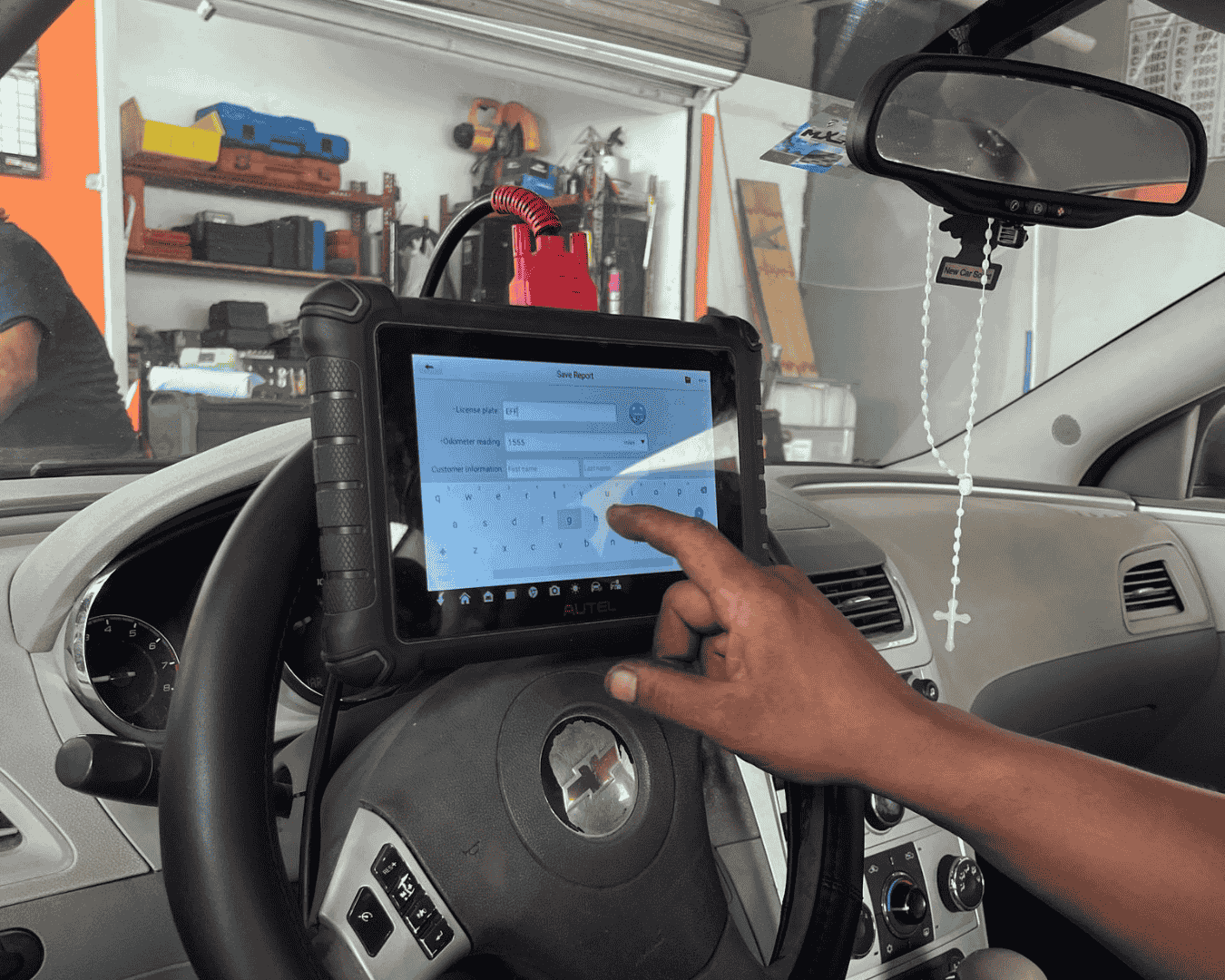Escáner profesional conectado al puerto OBD2 de un auto para diagnóstico.