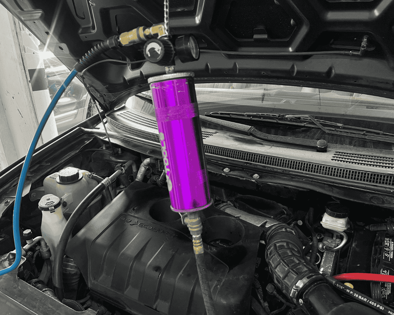 Proceso de limpieza de inyectores con boya de presión en nuestro taller.