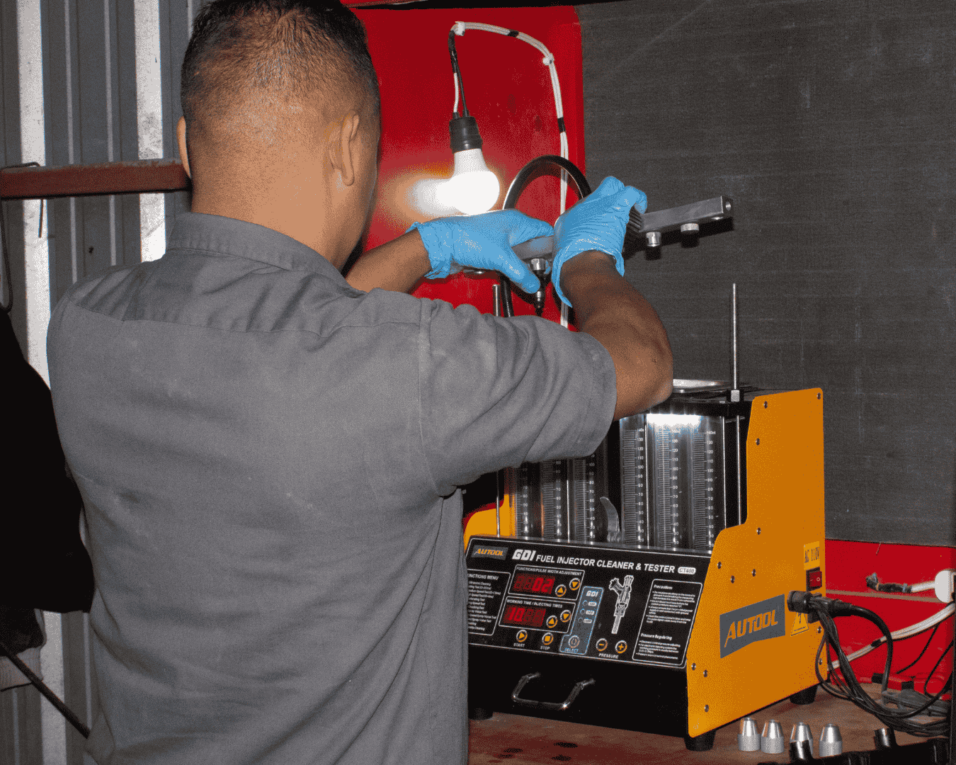 Inyectores sumergidos en la tina de nuestro laboratorio ultrasónico.