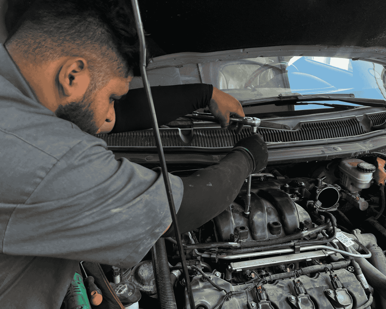 Revisión detallada de un motor V6 durante un Mantenimiento Premium en nuestro taller.