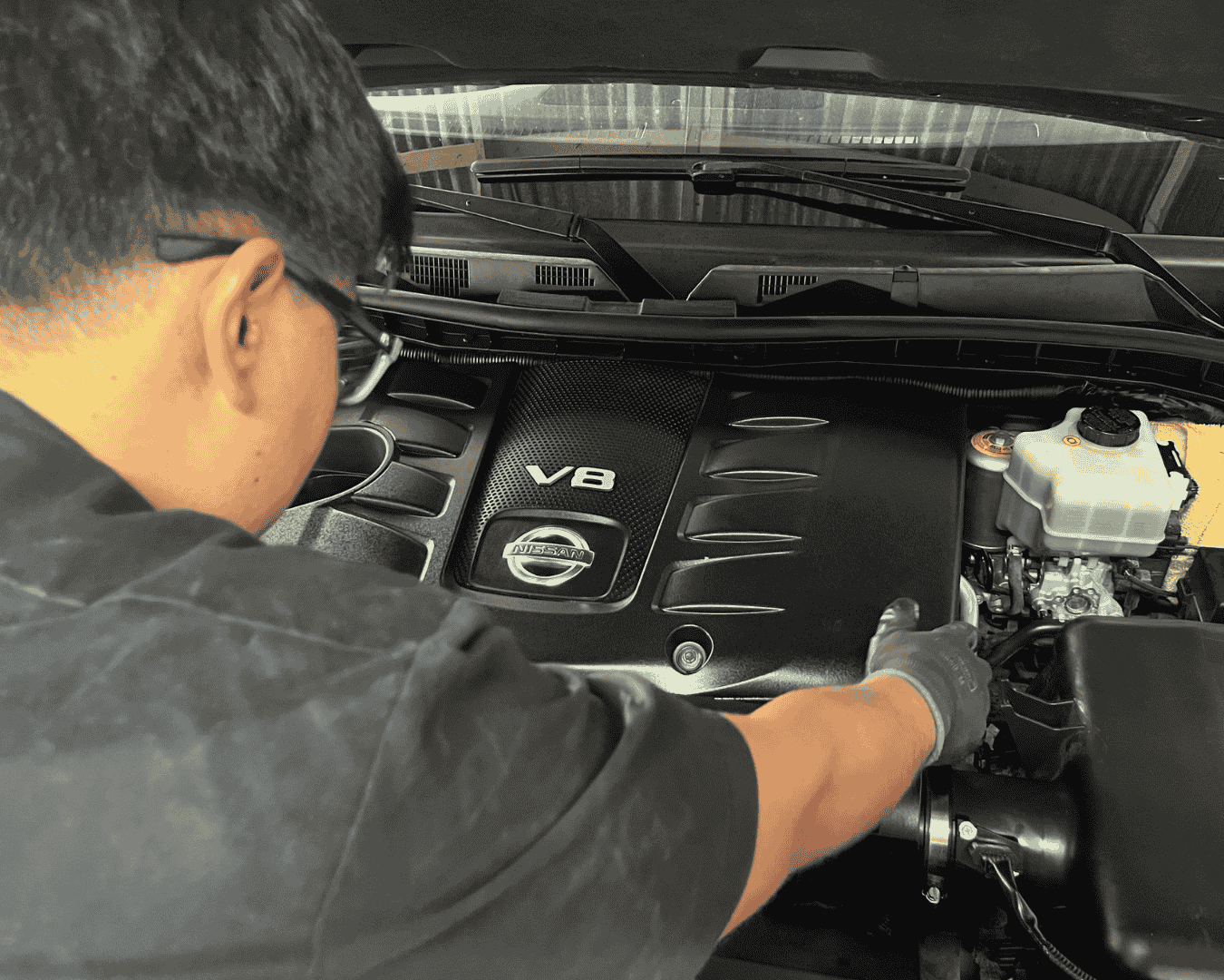 Potente motor V8 recibiendo un Mantenimiento Premium en Manpro Automotriz.