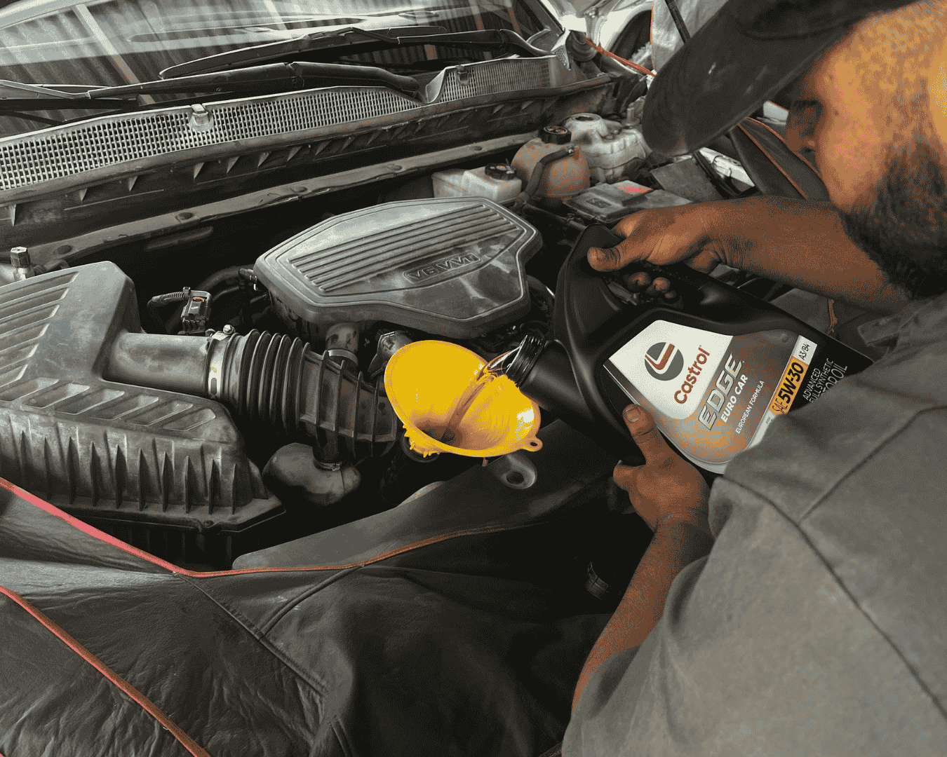 Mecánico de Manpro Automotriz realizando un Mantenimiento SMART a un vehículo.