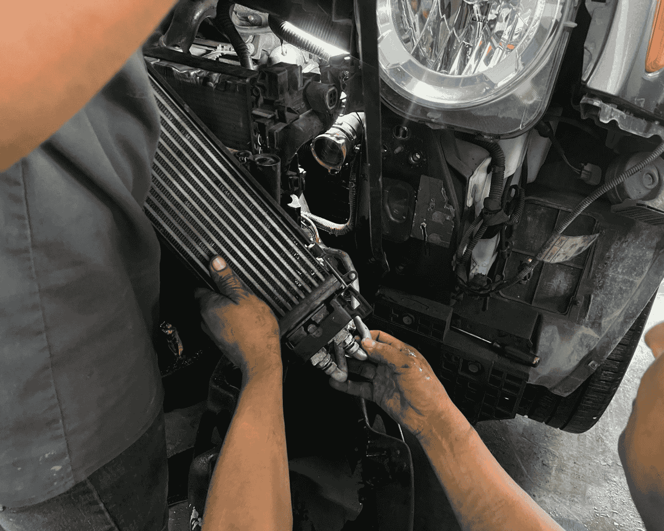 Inspección del radiador y mangueras del sistema de enfriamiento de un vehículo.