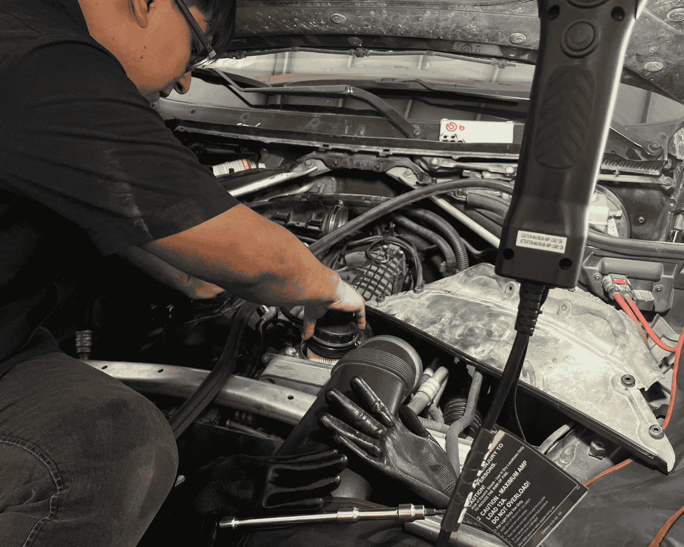 Inspección completa de niveles y neumáticos para una revisión de viajero.