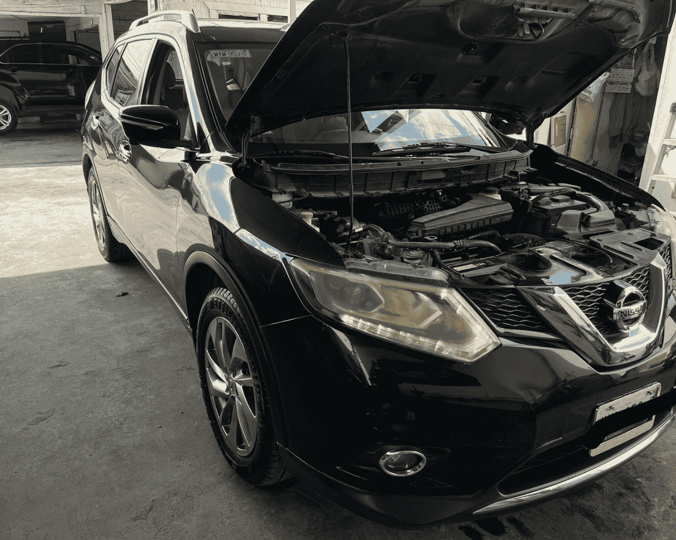 Técnico especializado trabajando en una transmisión CVT de Nissan.