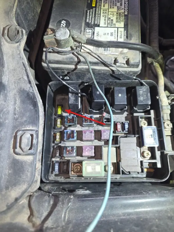 Caja de fusibles con el fusible quemado marcado en rojo