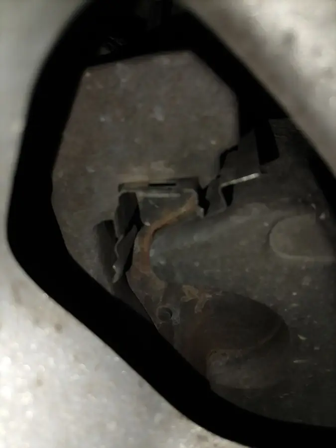 Balata de freno gastada al mínimo dentro del caliper