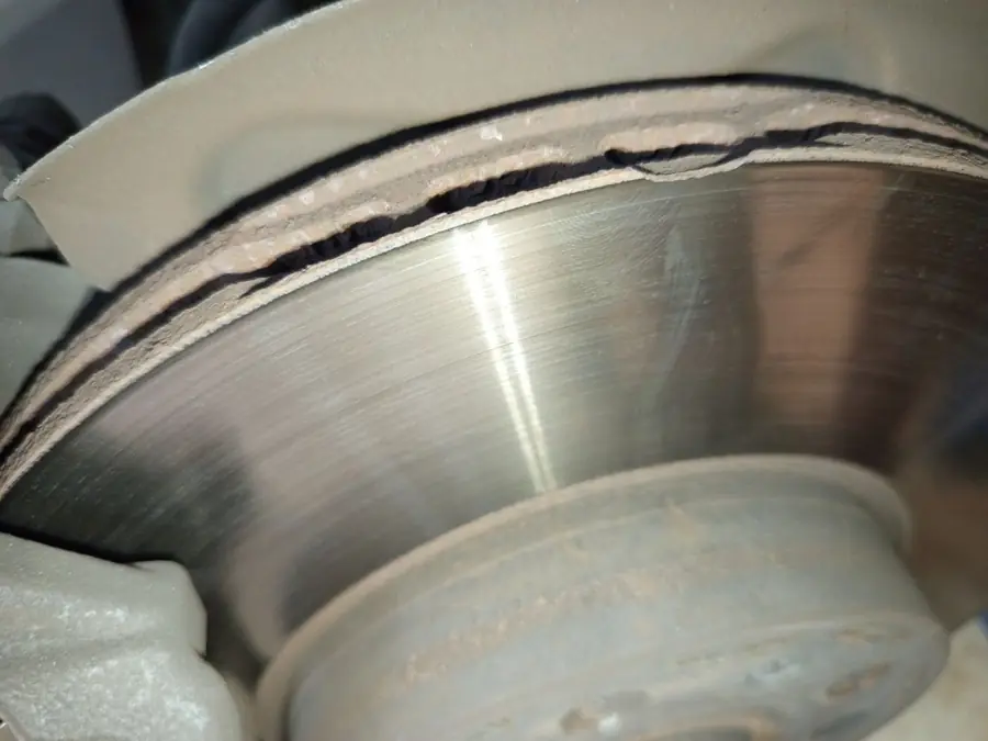 Disco de freno con un pedazo roto en la orilla