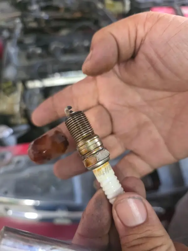 Bujía con aceite en la rosca