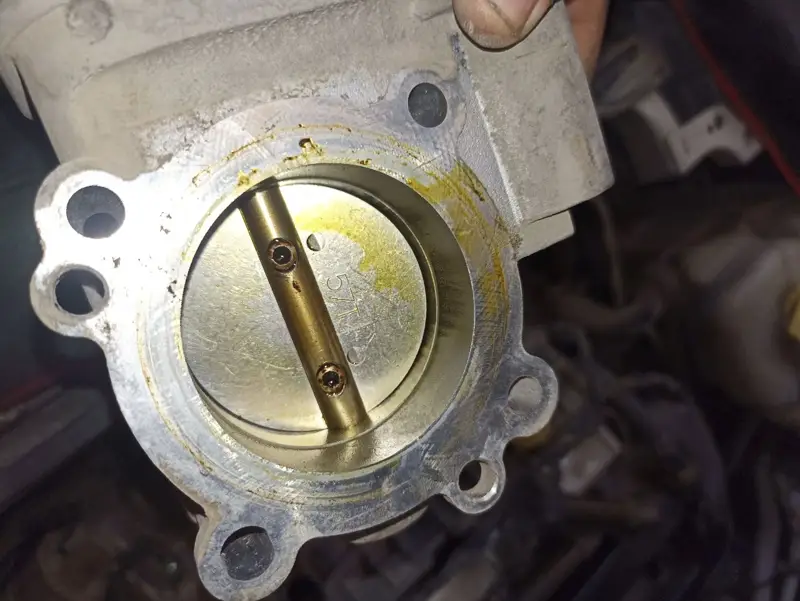 Cuerpo de aceleración limpio y lubricado