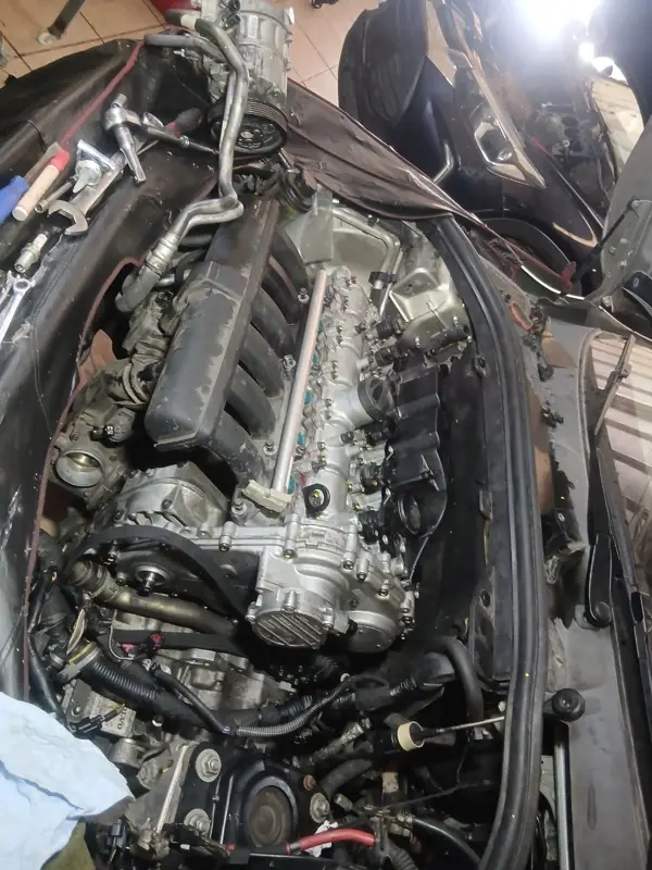 Motor casi armado en el compartimento