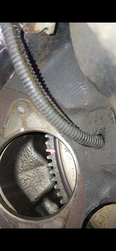 Aro dentado del motor con marcas