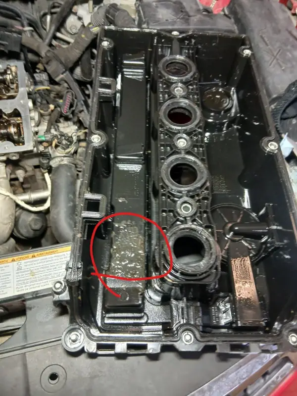 Tapa de punterías con sellador de una reparación anterior