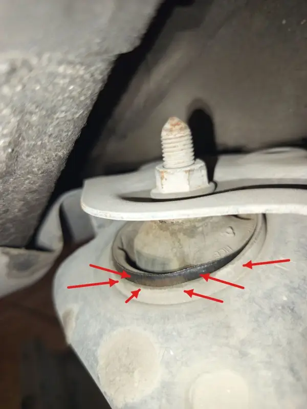 Buje de cama saliéndose, señalado con flechas