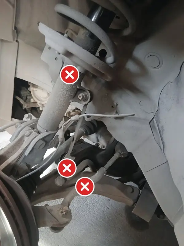 Suspensión delantera con las piezas dañadas marcadas