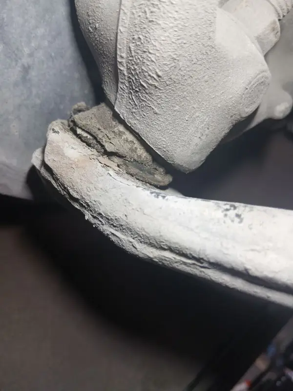 Rótula con el cubrepolvo dañado