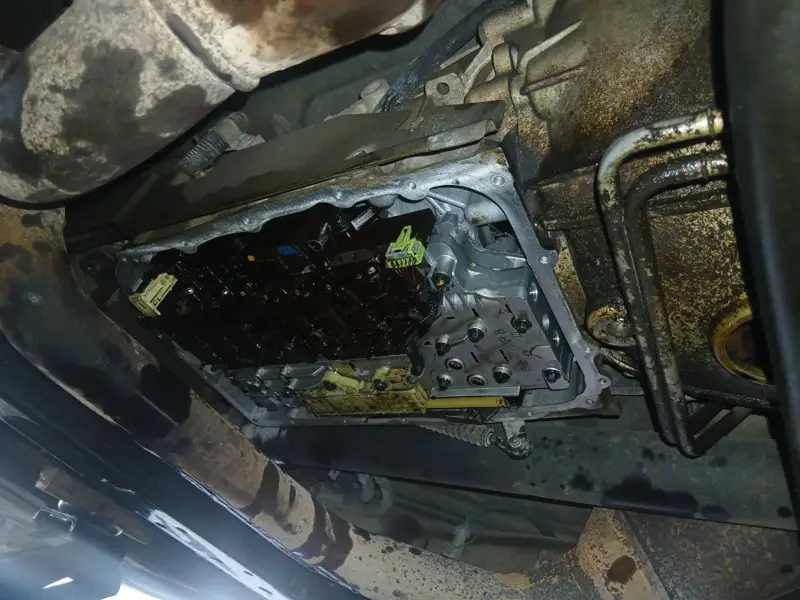 Cárter de transmisión desmontado en el elevador