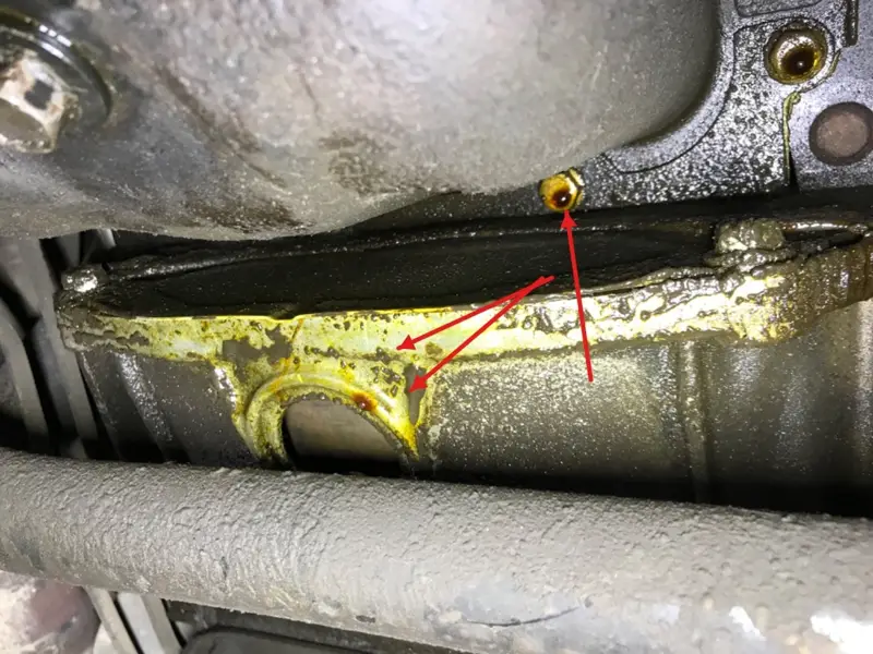 Mancha de aceite entre motor y transmisión